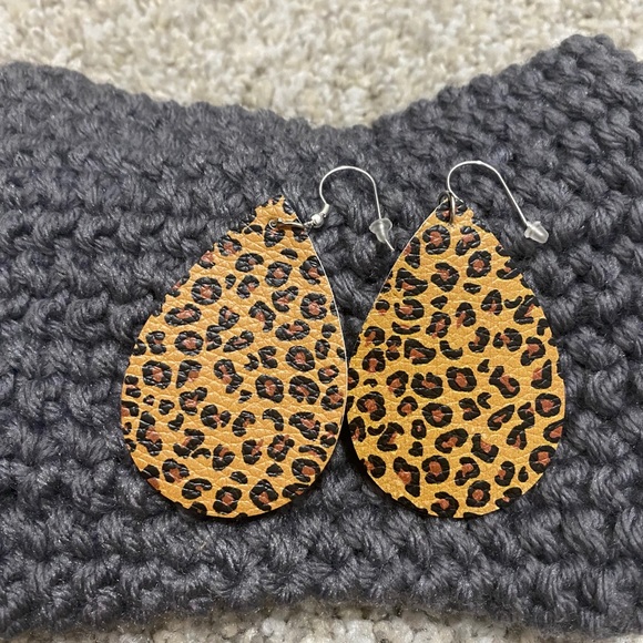 HP 7/27/21!! Leopard Print Tear Drop Earrings - Picture 2 of 5
